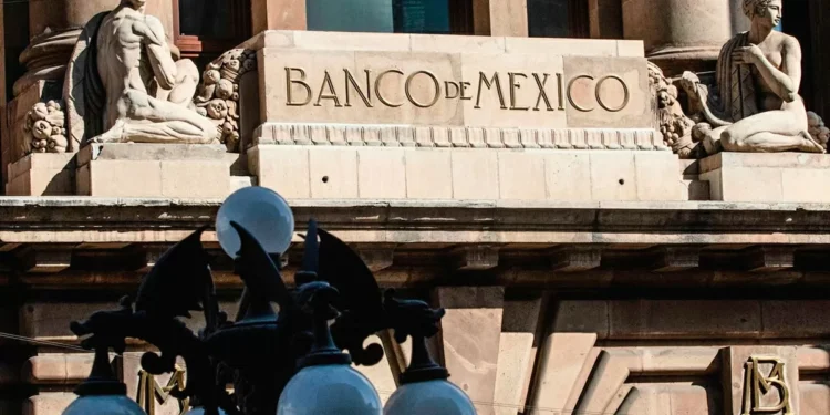 Banxico prevé ‘debilidad’ económica y riesgos por aranceles de Trump