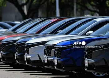 Canadá impone aranceles de 25% a los autos estadounidenses