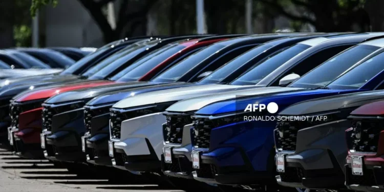 Canadá impone aranceles de 25% a los autos estadounidenses