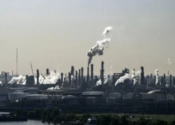 Petróleo desploma por debajo de los 60 dólares