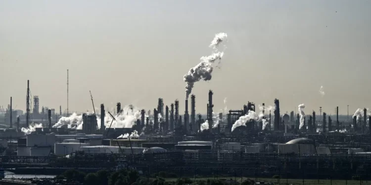 Petróleo desploma por debajo de los 60 dólares