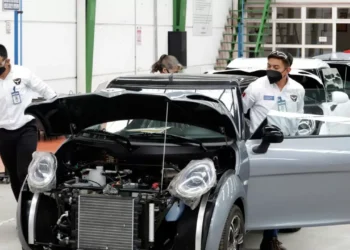 Va Sheinbaum por fortalecimiento de la industria automotriz