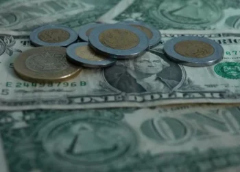 Turbulencia lleva al peso a los $20.90 por dólar