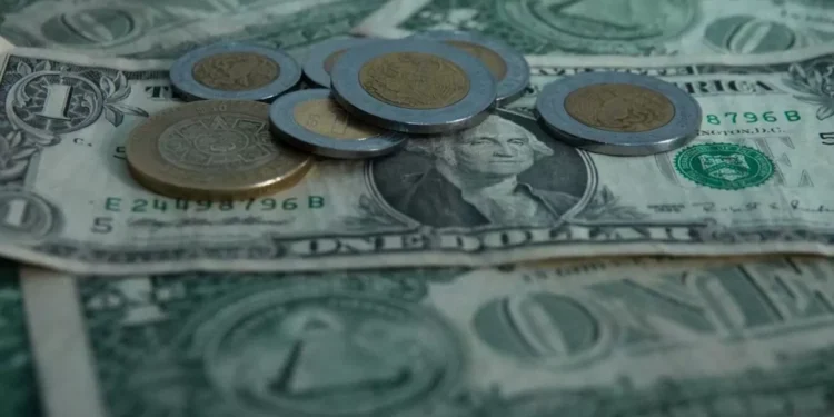 Turbulencia lleva al peso a los $20.90 por dólar