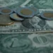 Turbulencia lleva al peso a los $20.90 por dólar