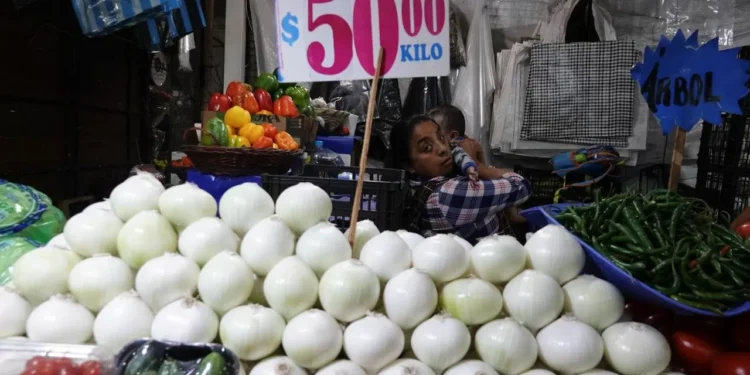 Inflación ‘golpea’ al bolsillo y se ubica en 4.22%