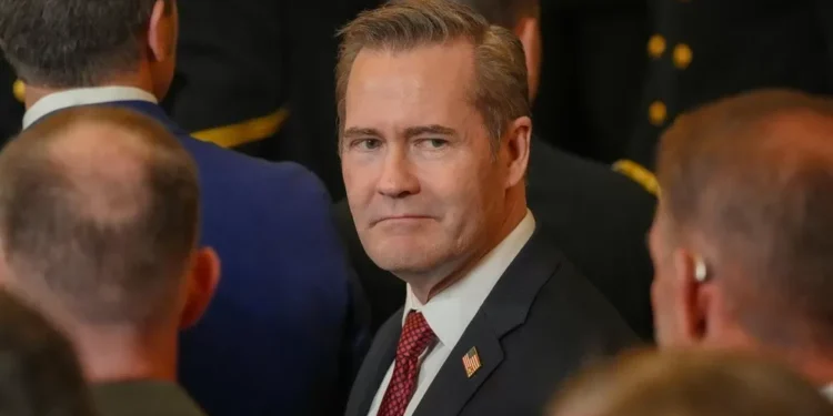 Trump aparta del Gobierno a su asesor Mike Waltz