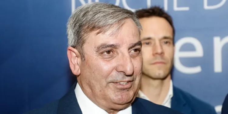 Merino avisa del enfado de la Junta por el recorte de paradas