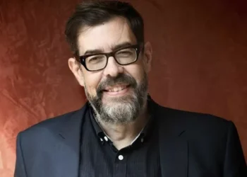 Richard Osman vuelve con una novela negra que cóctel ironía, misterio y vínculos familiares