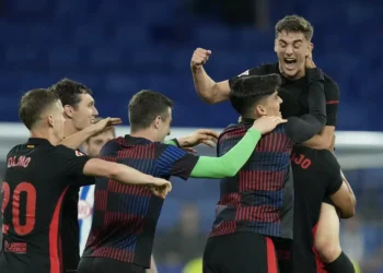 El Barcelona corona la Liga en el derbi