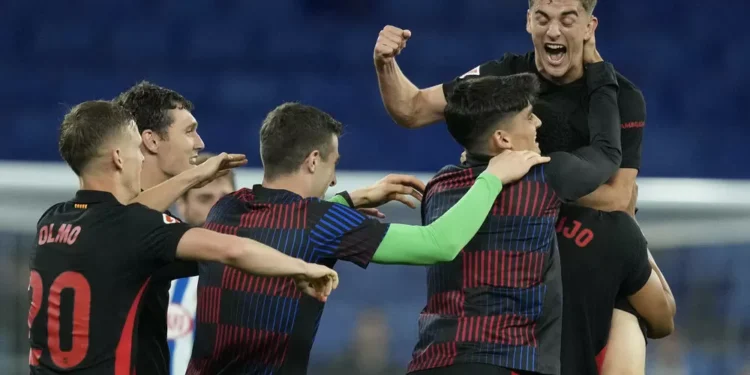 El Barcelona corona la Liga en el derbi