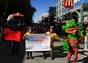 Con el Desfile de Gigantes comenzó el 25° Festival de auditorio de Títeres Andariegos 2025