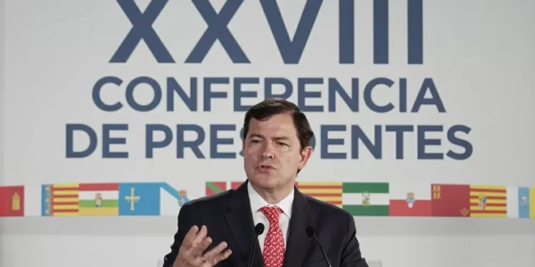 Mañueco lamenta la «ocasión perdida» en la cumbre autonómica