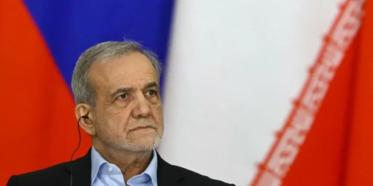 El Parlamento iraní pide el cierre del estrecho de Ormuz