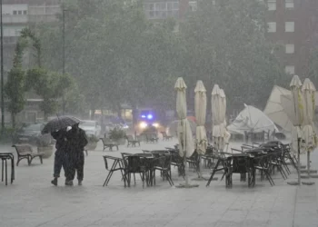Una fuerte tormenta deja calles y locales inundados