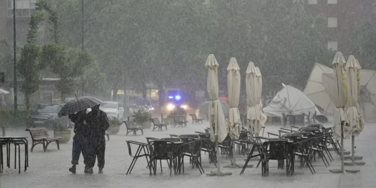 Una fuerte tormenta deja calles y locales inundados