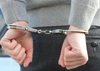 Acude a comisaría a denunciar y acaba detenido tras una pelea