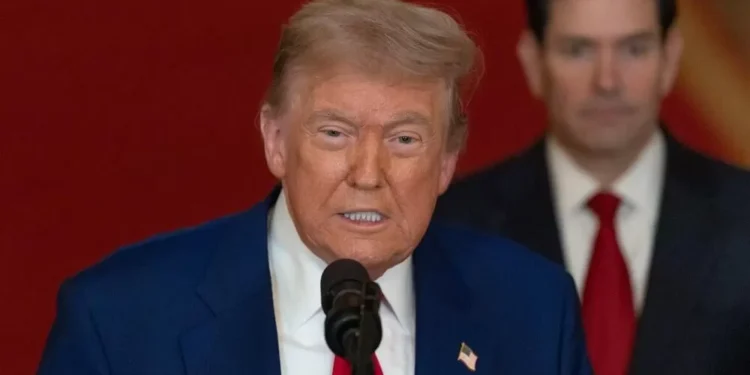 Trump sugiere que respalda un “cambio de régimen” en Irán