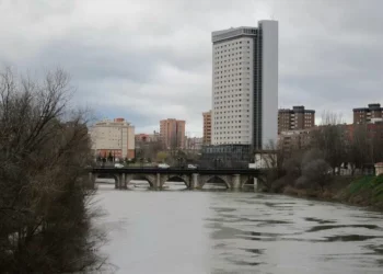 Rescatan a un hombre ebrio a punto de caer al río