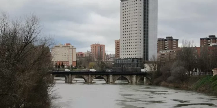 Rescatan a un hombre ebrio a punto de caer al río