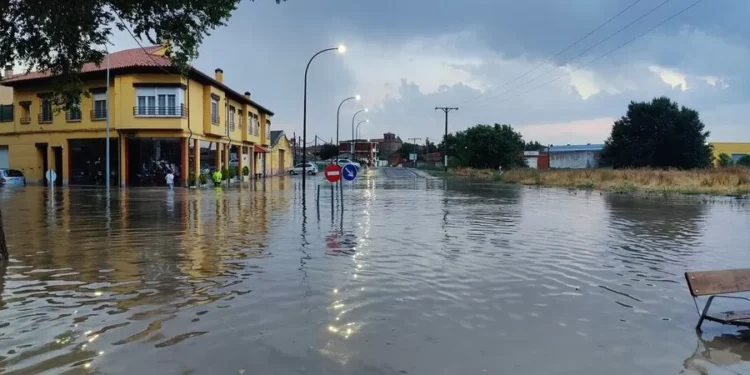 Una intensa tormenta inunda calles y viviendas en Medina
