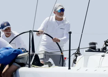 Felipe VI, al timón del ‘Aifos’ en la bahía de Palma