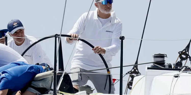 Felipe VI, al timón del ‘Aifos’ en la bahía de Palma