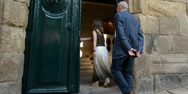 Los Franco abren entre polémica la Casa Cornide