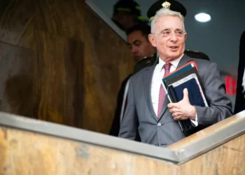 Condenan a Álvaro Uribe a doce años de arresto domiciliario