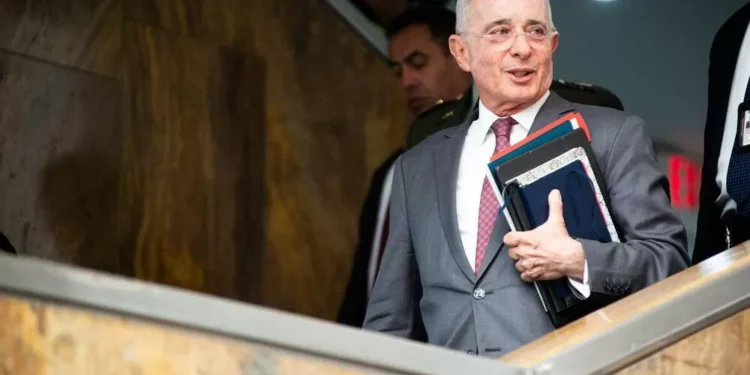 Condenan a Álvaro Uribe a doce años de arresto domiciliario
