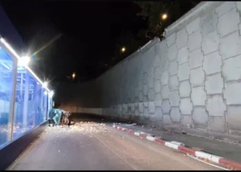 Un coche cae desde 7 metros en un centro comercial