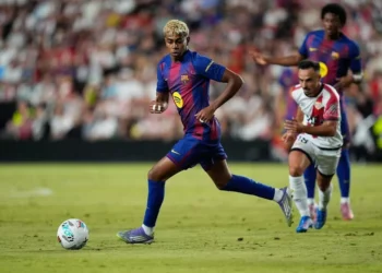 Un FC Barcelona gris no pasa del empate en Vallecas