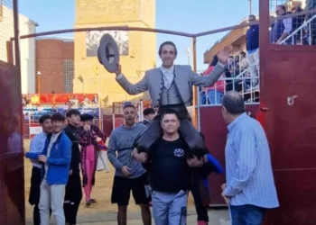 El rejoneador Adrián Venegas sale a hombros en Mayorga