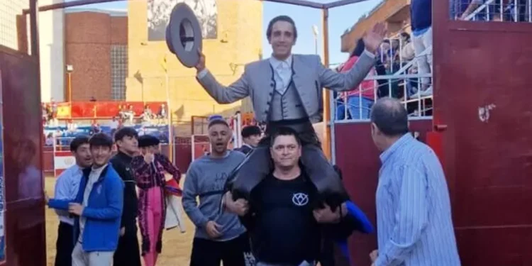 El rejoneador Adrián Venegas sale a hombros en Mayorga