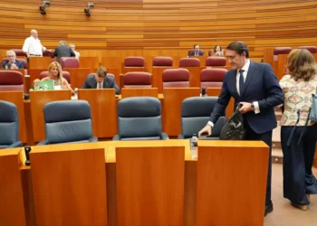 Mañueco respalda a Quiñones alce el monólogo de la oposición