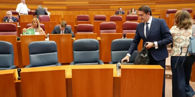 Mañueco respalda a Quiñones alce el monólogo de la oposición