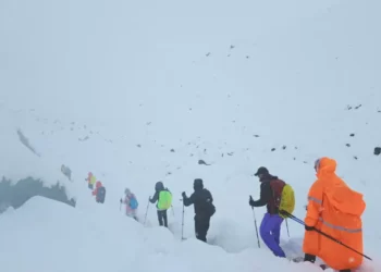 Un muerto y casi mil atrapados por el temporal en el Everest