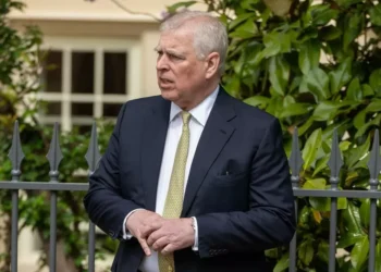 El príncipe Andrés de Inglaterra renuncia a sus títulos