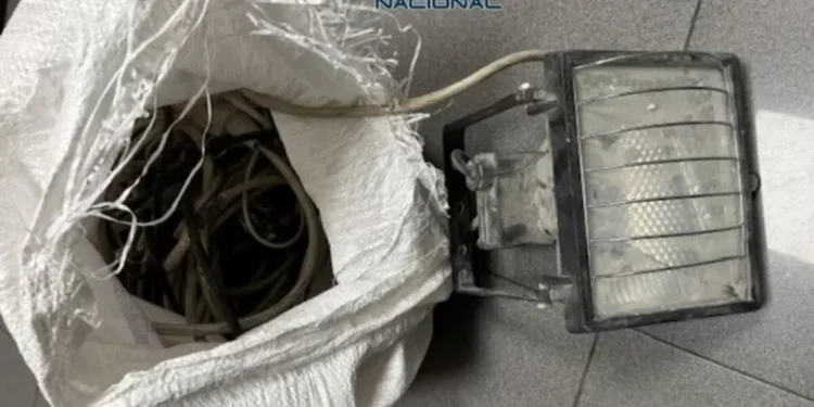 Detenido por sustraer material eléctrico de una furgoneta