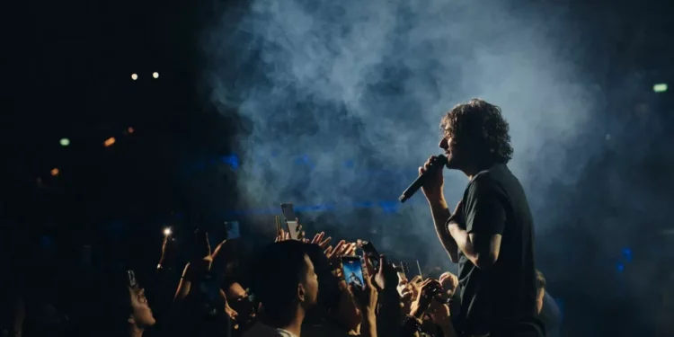 Veinte años en una perplejidad: el regreso de Melendi al Movistar Arena