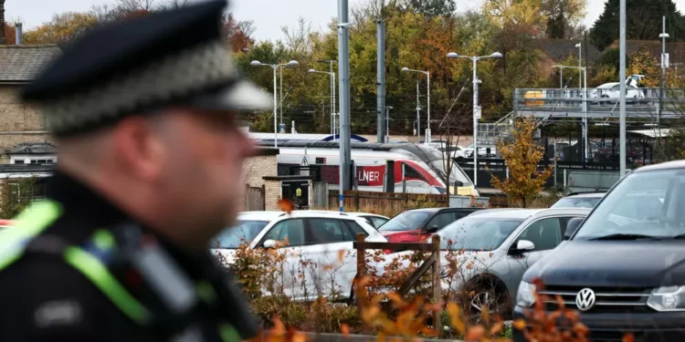 Diez heridos tras un apuñalamiento en un tren de Reino Unido