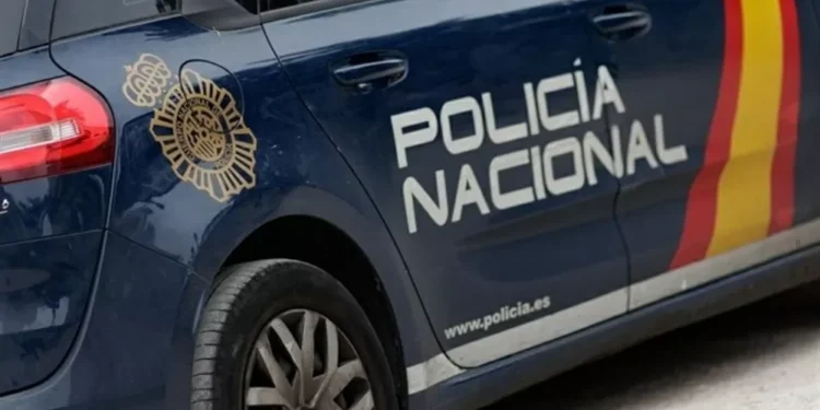 Se encuentra un sobre con 5.000 euros y lo lleva a la Policía