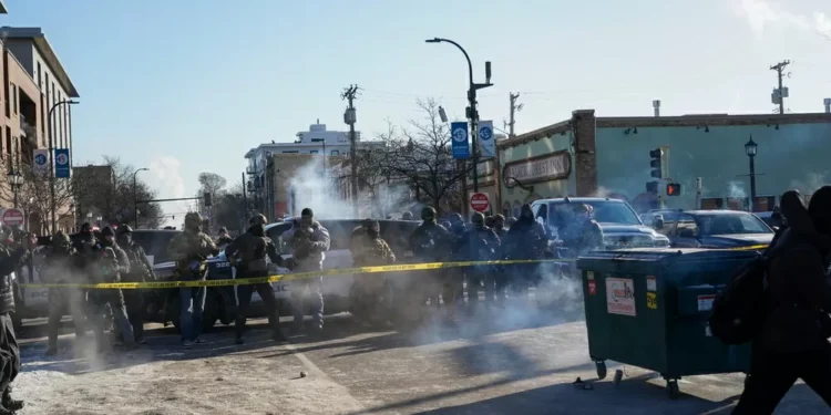 Agentes de inmigración matan a tiros a un varonil en Mineápolis
