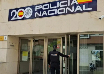 Detenido un septuagenario tras rayar con unas llaves un coche