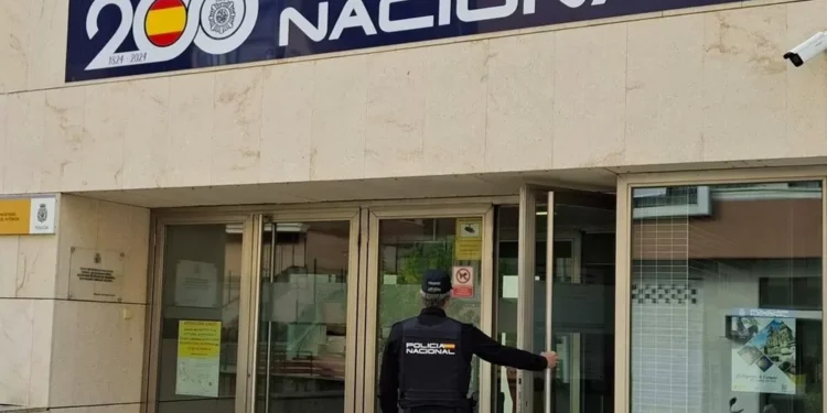 Detenido un septuagenario tras rayar con unas llaves un coche