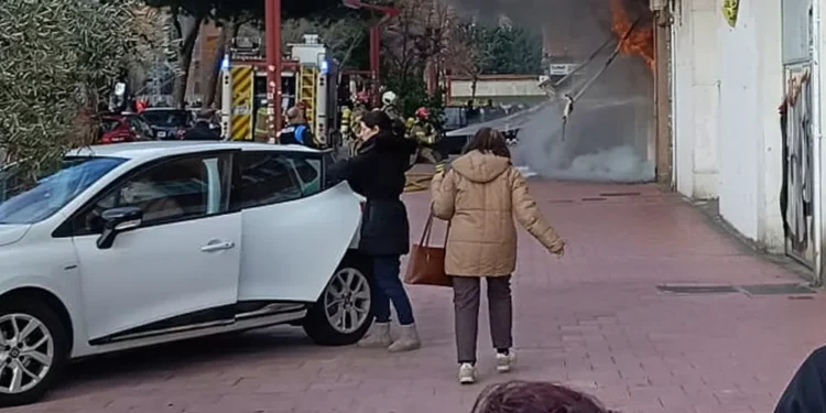 Los Bomberos sofocan un incendio en una tienda de ropa